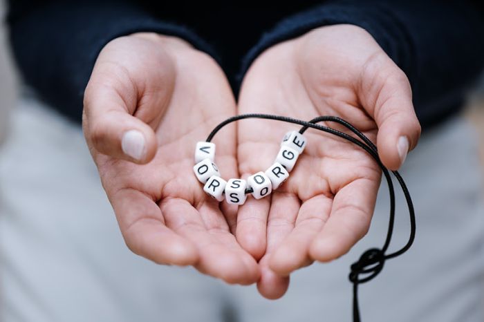 Hände halten eine Kette mit den Buchstaben Vorsorge